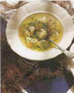 Biały talerz z zupą warzywną, w której pływają klopsiki