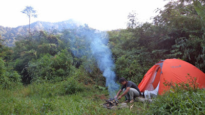 Udara gunung memang sangat dingin, apalagi di musim kemarau seperti saat ini, saat malam menjelang, dinginnya bisa bertambah lebih hebat. Untuk melawannya, para pendaki tentunya butuh kehangatan yang tak jarang dilakukan dengan cara membuat api unggun