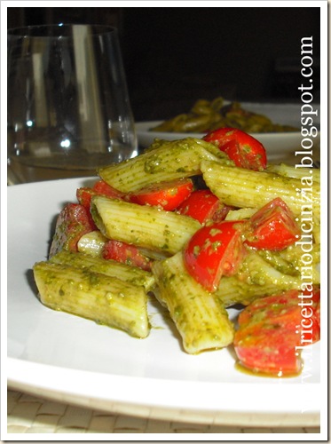 Penne al pesto con pomodorini