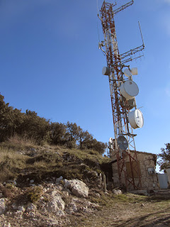 MONTAGUT - ERMITA DE SANT JAUME DE MONTAGUT, antena repetidora a la vessant sud del Cim del Montagut