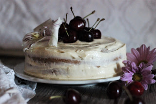 TARTA CON CREMA DE CHOCOLATE BLANCO Y CEREZAS