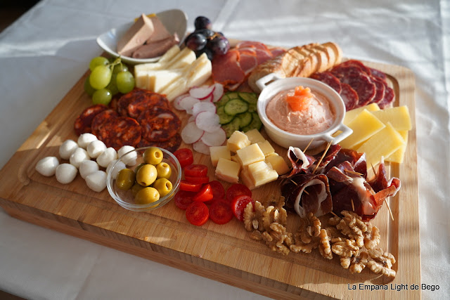 TABLA-DE-APERITIVOS-CON-PATE-CASERO-DE-SALMÓN