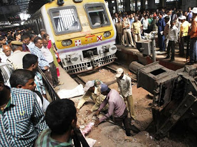 मुंबई लोकल ट्रेन हादसा: अत्यधिक भीड़ के कारण यात्रियों की मौत।