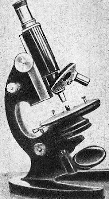Упрощенный поляроидный микроскоп сконструирован научным сотрудником Оптического института комсомольцем М. Лейкиным.