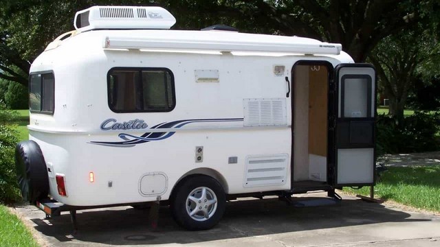 small-travel-trailers-with-bathroom