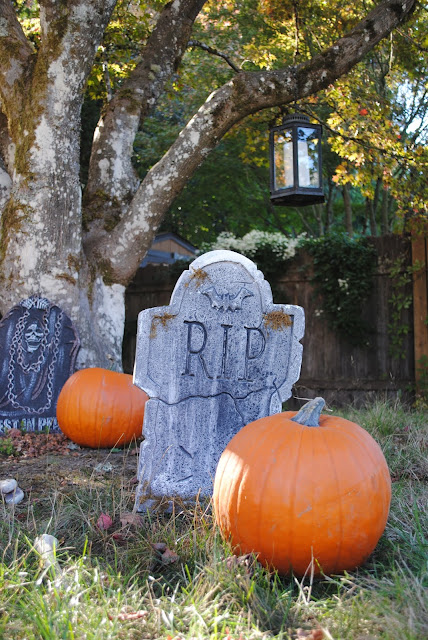 pumpkin-patch-Halloween-decor-graveyard 