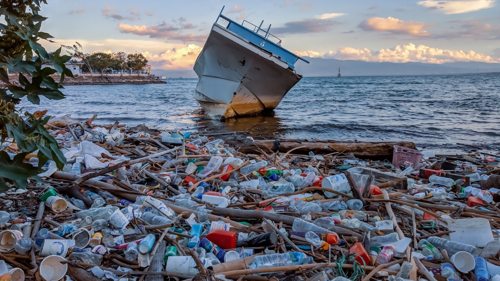 Foto Limbah Atau Sampah Padat Dibuang Ke Laut