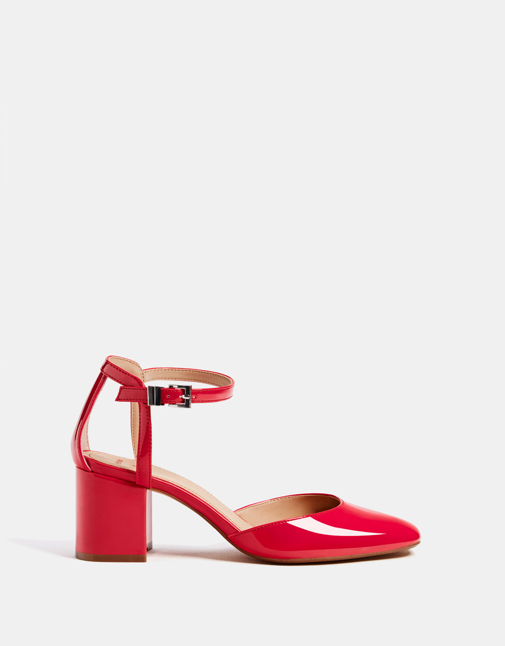 https://www.bershka.com/fr/femme/chaussures/nouveaut%C3%A9s/escarpins-%C3%A0-talon-vernis-rouges-c1010193191p101361007.html?colorId=055