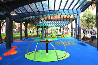 Juegos infantiles cubiertos en el parque de Los Hermanos