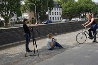 foto van leerlingen die op de openbare weg aan het filmen zijn