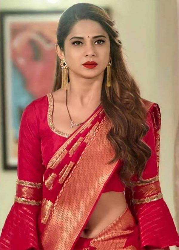 600px x 836px - 21 hot photos of Jennifer Winget in sarees - Indian TV actress known for  Beyhadh, Bepannaah and Code M.