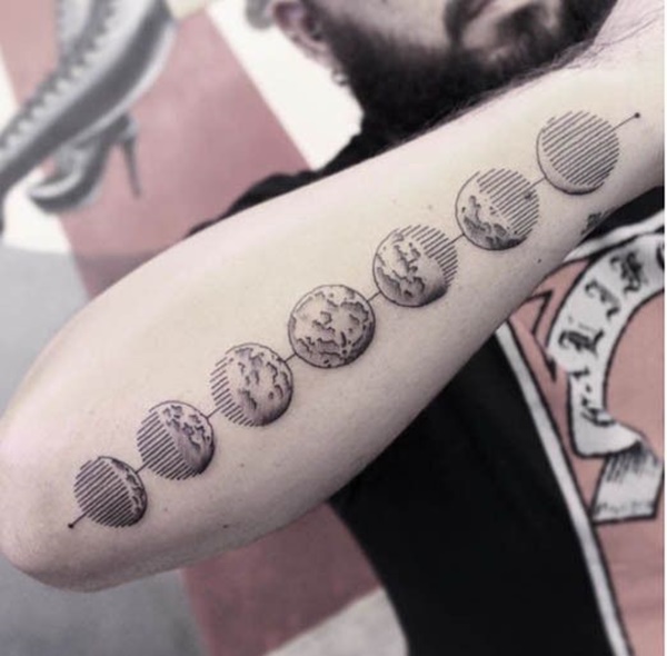 Os ciclos da lua são embelezadas com a linha de trabalho neste antebraço tatuagem.