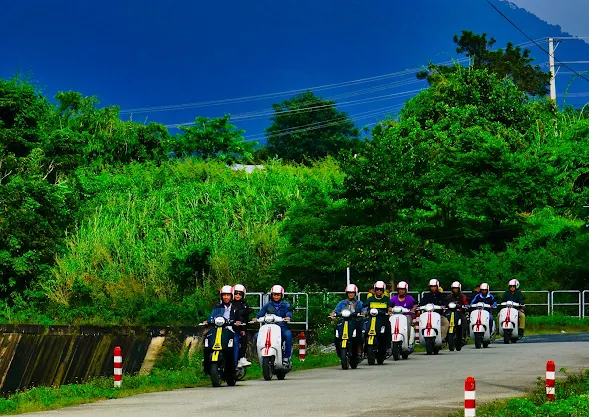 hanh-trinh-di-phuot-voi-vespa-racing-sixties-bo-ho-thuy-dien-da-mi