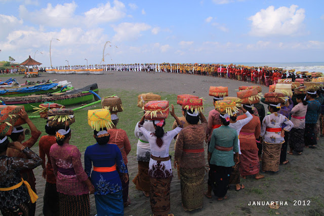 bali image : Ritual Mepeed Nyenuk di pantai Yeh Gangga