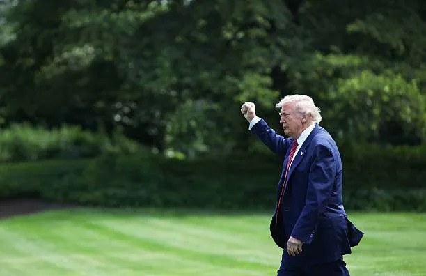 US President Donald Trump walks across the South Lawn of the White House before boarding Marine One in Washington, DC, on May 23, 2025. Photo by Samuel Corum/Bloomberg