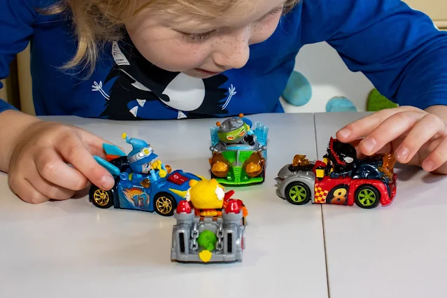 4 different combinations of T-Racer series cars assembled for review