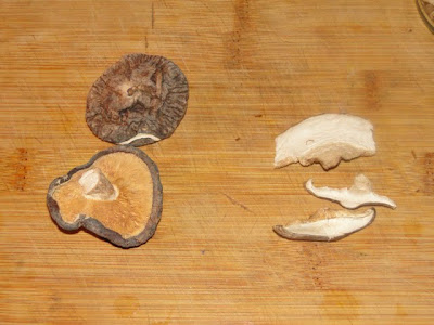 Gedroogde Po ku paddestoelen naast gedroogde shiitake