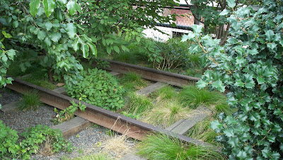 Rails et végétation de la Highline à New-York
