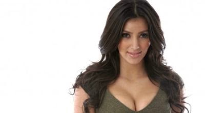Ups, Kim Kardashian Pamer Tubuh Pakai Bikini Kekecilan!