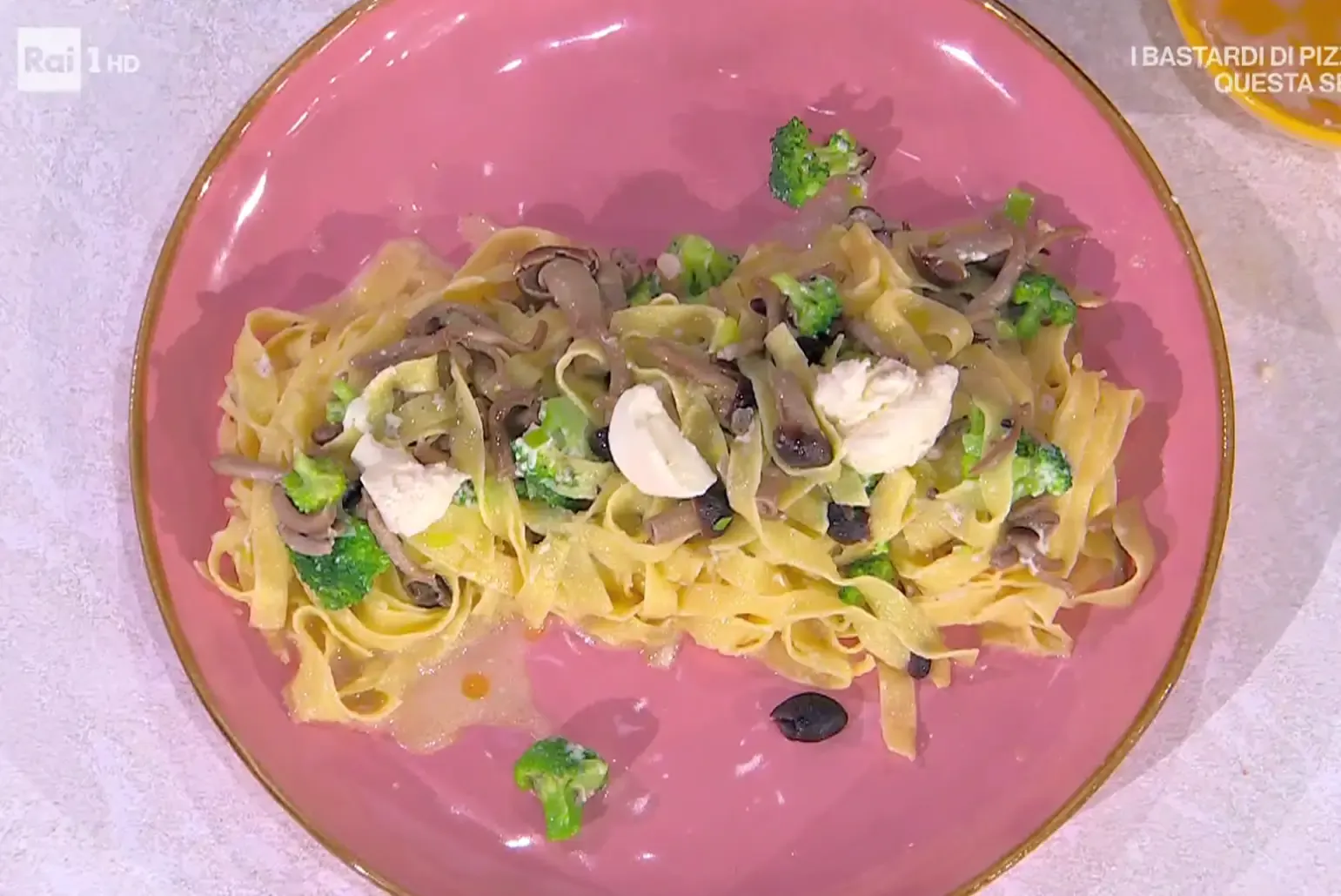 Tagliatelle funghi e broccoletti di Antonella Ricci