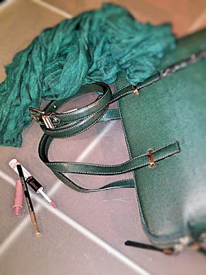 Accessori che completano l'outfit verde