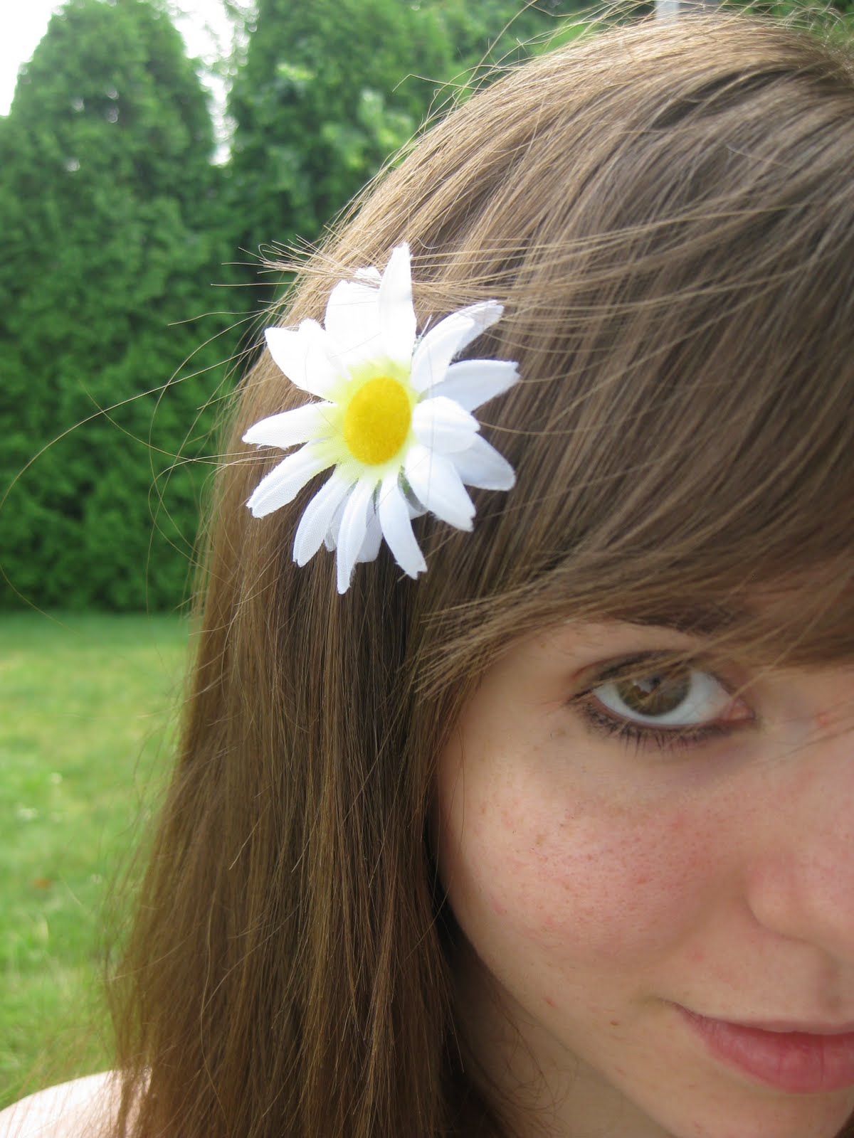 love floral hair accessories. I really want one of those flower ...