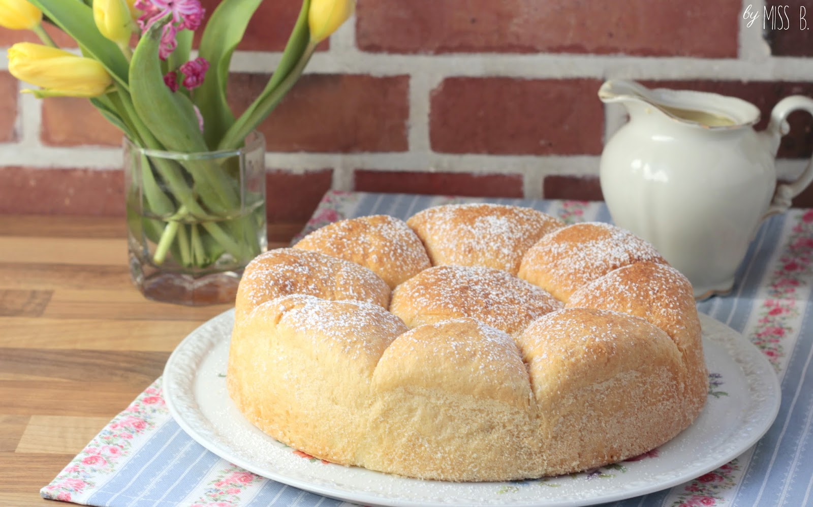 Klassiker: Mamas Buchteln mit Marmelade und geschummelter Vanillesoße