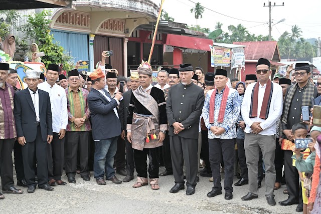 Gubernur Mahyeldi Lewakan Efriedi sebagai Rajo Dubalang Pucuk Adat Simpang Tonang dan dilantik Ketua KAN