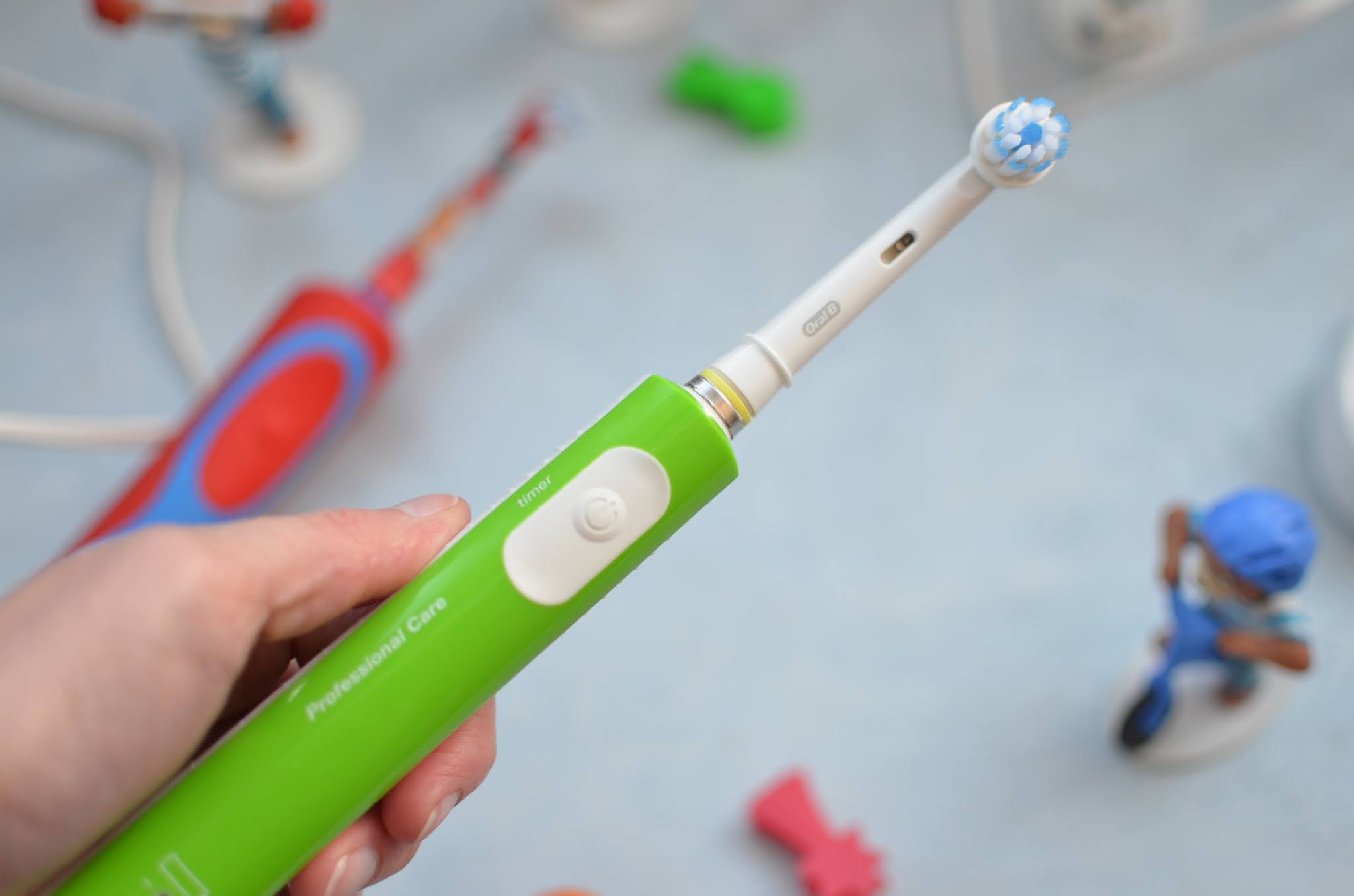 Зубна електрична щітка Oral-B Junior Sensi Ultrathin та Oral-B "Star Wars" Kids Stages