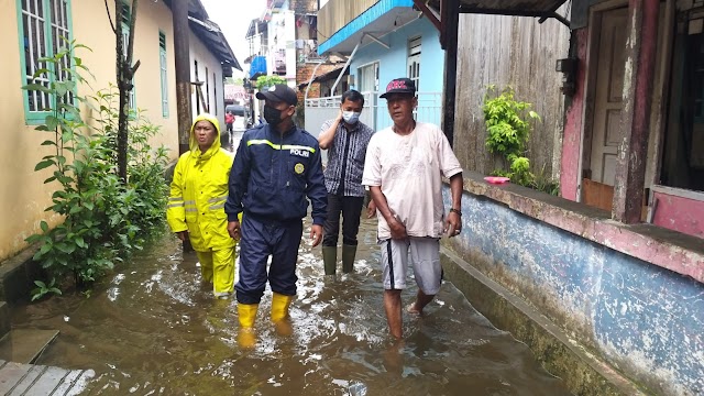 Sejumlah RT di Kelurahan Manggar Terendam Banjir, Bhabikamtibmas Turun Langsung Pantau ke Lokasi