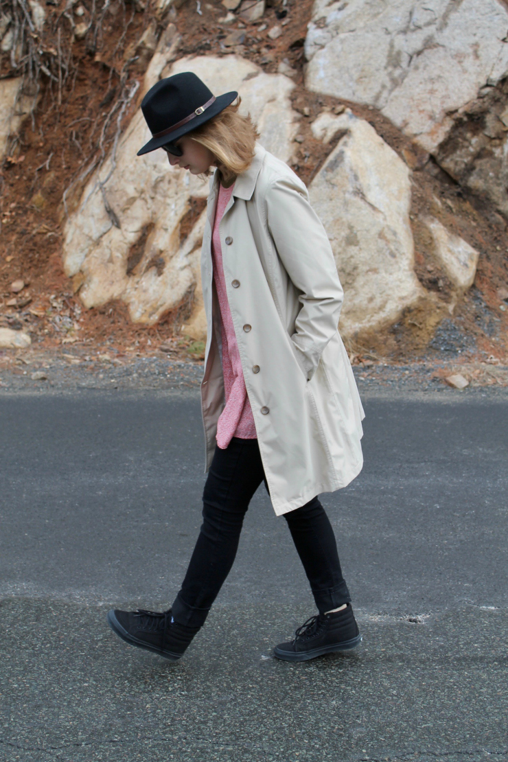 Classic trench coat, tunic, black skinny jeans and high tops Vans #ootd