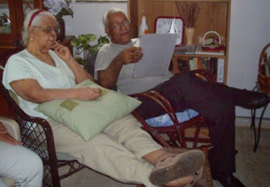 Leyéndole a Mamá