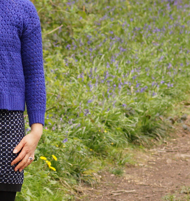 fashion blogger wearing blues in spring country girl style