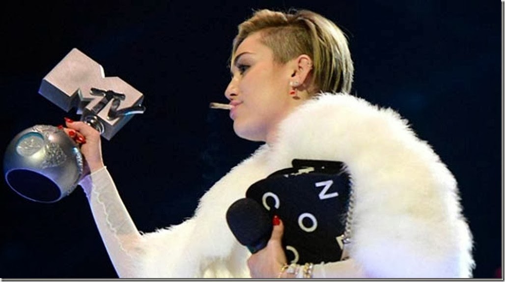 miley-cirus-rokok-131111b_thumb[1]