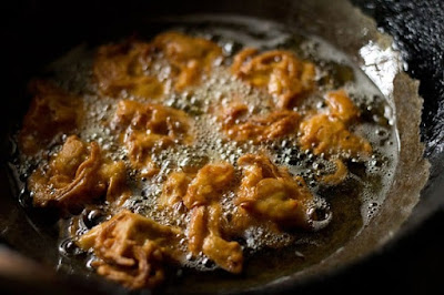 Fry pakoras