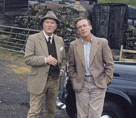 Siegfried Farnon (Robert Hardy) and James Herriot (Christopher Timothy) in All Creatures Great and Small