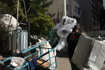 São Paulo - Catadores coletam material para reciclagem na Avenida Nove de Julho, região central