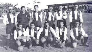 📸C. D. ALCOYANO 📆30 diciembre 1945 ⬆️Costa, Quiles, Bolinches, Quisco, Cano, Vidal. ⬇️Pitarch, Gil, Waldo Botana, Mendi y Pérez. C. D. ALCOYANO 1 🆚 VALENCIA C. F. 2 Domingo 30/12/1945. Campeonato de Liga de 1ª División, jornada 13. Alcoy, Alicante, estadio El Collao. GOLES: ⚽0-1: 30’, Giraldós. ⚽0-2: 38’, Amadeo. ⚽1-2: 41’, Quisco.