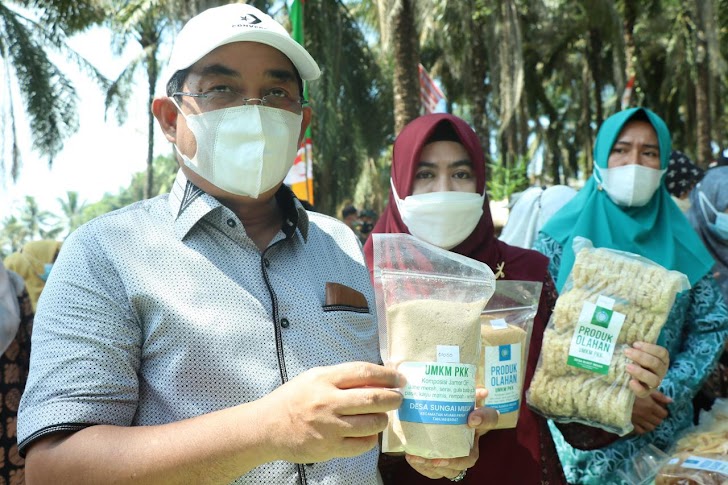 Peringati Hari Jadi ke 56 Kabupaten Tanjabbar, Bupati bersama Wakil Bupati Panen Jahe Merah Di Muara Papalik