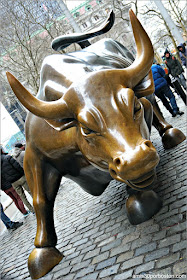 Toro de Wall Street (Charging Bull) frente al Museo Nacional de los Indios Americanos de Nueva York