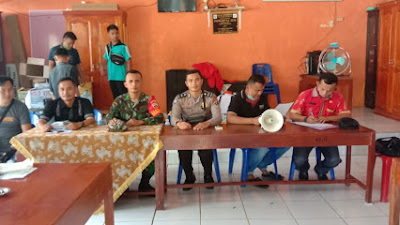 Babinsa Koramil-02/Gido Bersama  Aparatur Desa, Melaksanakan Giat Penyemprotan, Dalam mengatasi Covid 19