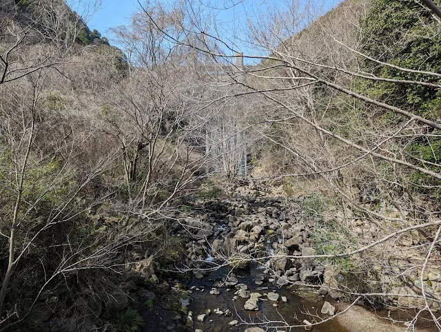 菊水山を下ってきた川沿いのダムです。立派ですね。
