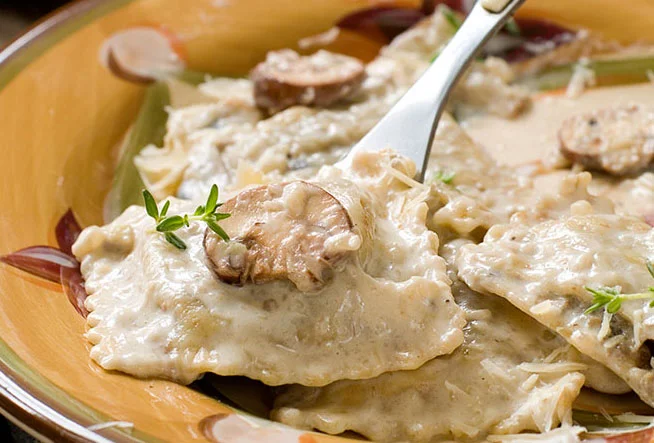 Ravioli con crema di funghi e pinoli