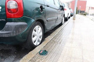 Coche con daños en la carretera de los depósitos de Rontegi