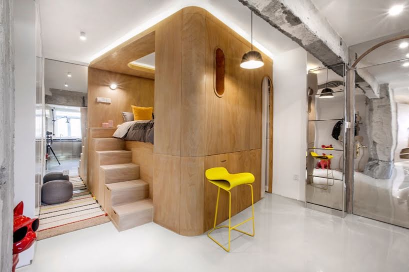 Este pequeño apartamento tiene una cama elevada dentro de una caja de madera