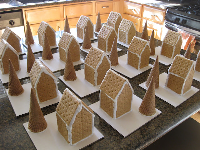 Easy Gingerbread House Graham Crackers