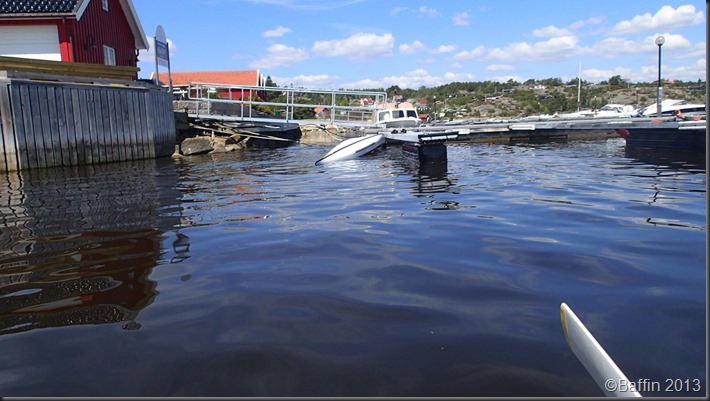 Å entre kajakken fra en brygge uten understøtte, ja det er utfordrende :) Bilde fra Baffin 2