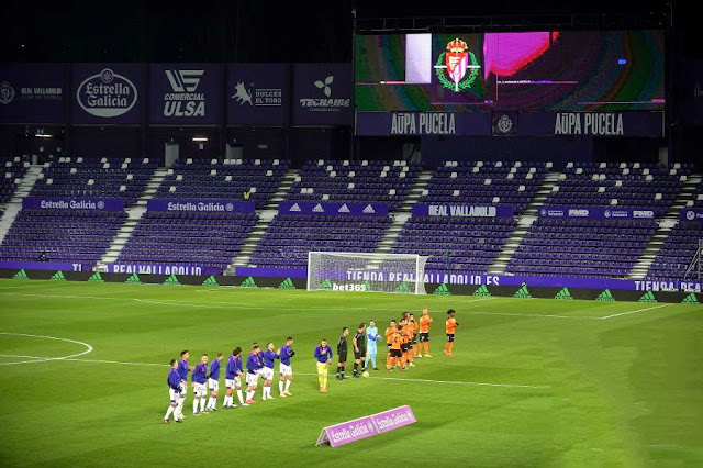 Los equipos del Real Valladolid y del Valencia posan, junto con el trío arbitral, antes de iniciarse el partido. REAL VALLADOLID C. F. 0 VALENCIA C. F. 1. 10/01/2021. Campeonato de Liga de 1ª División, jornada 18. Valladolid, estadio José Zorrilla. GOLES: 0-1: 77’, Carlos Soler.