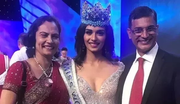 Manushi Chhillar dan Orang Tuanya