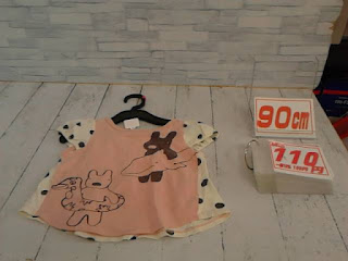 中古品　子供服　９０ｃｍ　リサとガスパールプリント　半袖トップス　１１０円